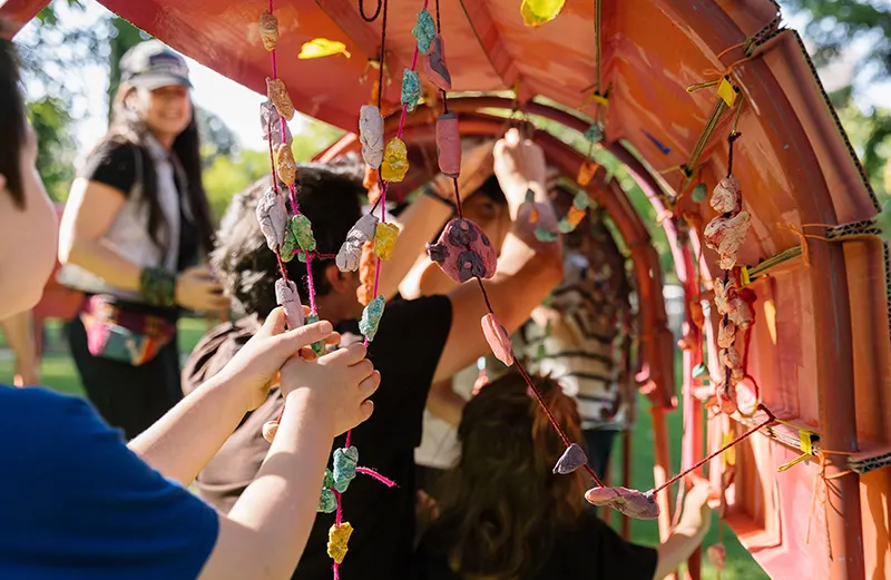 “La comunidad de las bacterias” invitó a niños y niñas a modelar plasticina mientras aprendían sobre bacterias buenas y malas. Esta actividad amplió su percepción, destacando el rol de las bacterias aliadas que contribuyen a nuestro bienestar.