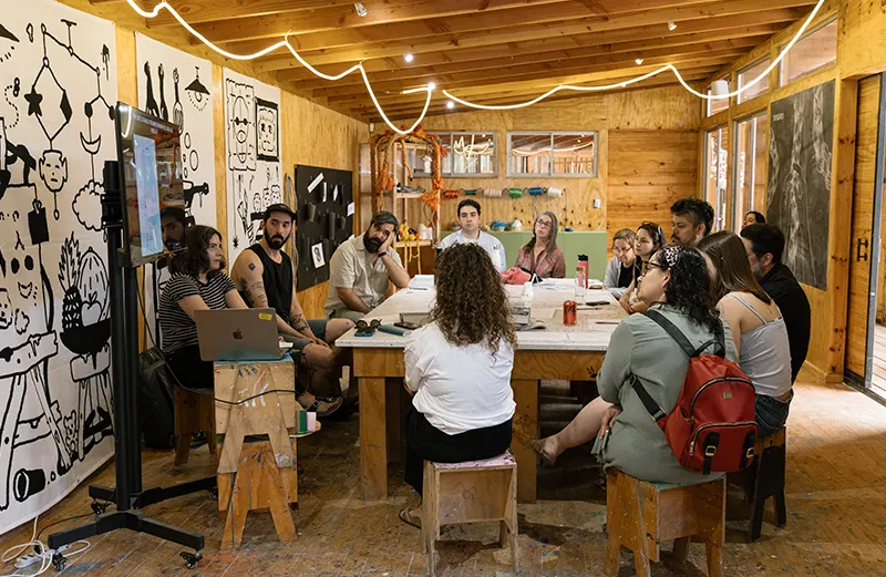 Además de estas experiencias interactivas, el festival ofreció instancias más formales de aprendizaje, como dos charlas: una sobre tecnologías locales y otra sobre nuestra relación con los alimentos. Expertos lograron traducir conceptos complejos en temas accesibles para el público, permitiendo reflexionar sobre el uso de la luz en el teatro, la fabricación de atrapanieblas, la importancia de consumir cáscaras, entre otros.