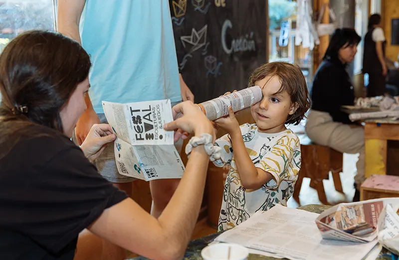 En la 1ª edición del festival, una de las salas de nuestro taller se transformó en un espacio de creación libre con papel de diario, los participantes utilizaron su creatividad para convertir este material común en diferentes creaciones.