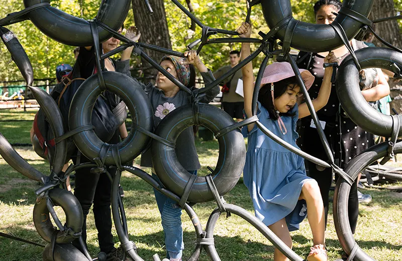 En la 2ª edición, cuatro esculturas-juegos destacaron por reutilizar materiales simples y cotidianos. “Centro neumático” dio nueva vida a más de 400 cámaras de bicicleta en desuso, creando un espacio para explorar la elasticidad y el potencial creativo del caucho.