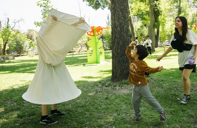 En “Cestas-mochilas”, las personas se equiparon con cestas transformadas en indumentarias, participando en dinámicas colaborativas como encestar, esquivar o recolectar.