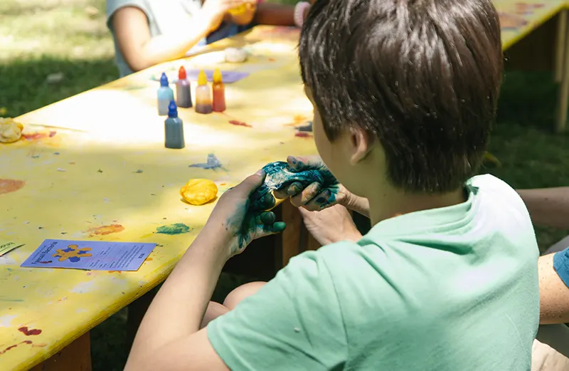 Tres esculturas-juegos invitaron a explorar procesos artísticos de forma lúdica: “El mapa de las papas” a través del timbrado, “Recetario” al arrojar pintura, y “La comunidad de las bacterias”, que invitó a hacer y modelar plasticina.