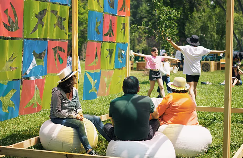 En la 1ª edición del festival varias esculturas-juegos invitaron a simplemente estar y a la interacción colectiva. “La Pajarona” ofreció un punto de encuentro para sentarse bajo una pérgola que proyectaba sombras de colores, invitando a una experiencia contemplativa compartida.