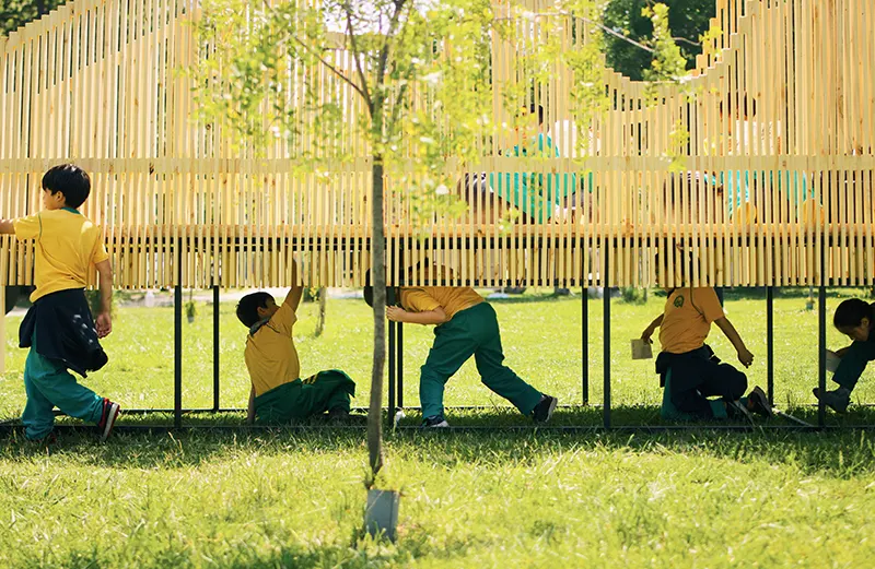 “En la casa es el cuerpo” ofreció una estructura tipo casa club o casa en el árbol, donde las personas podían recorrer, sentarse y habitar el espacio como desearan.