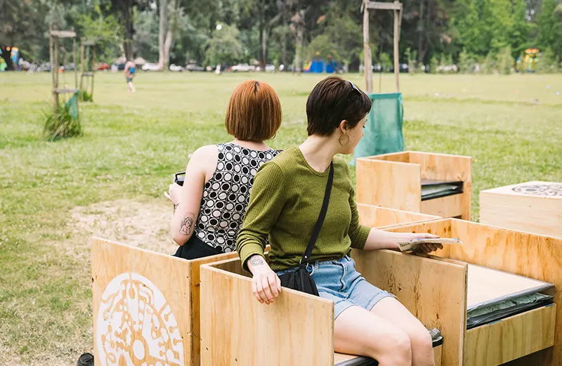 “Co-nexo-nidos” fomentó la complicidad entre los participantes a través de sillas de madera con fuelles que producían sonidos chistosos al sentarse, creando un ambiente único, similar a un living que invitaba a compartir y conectarse de manera espontánea.