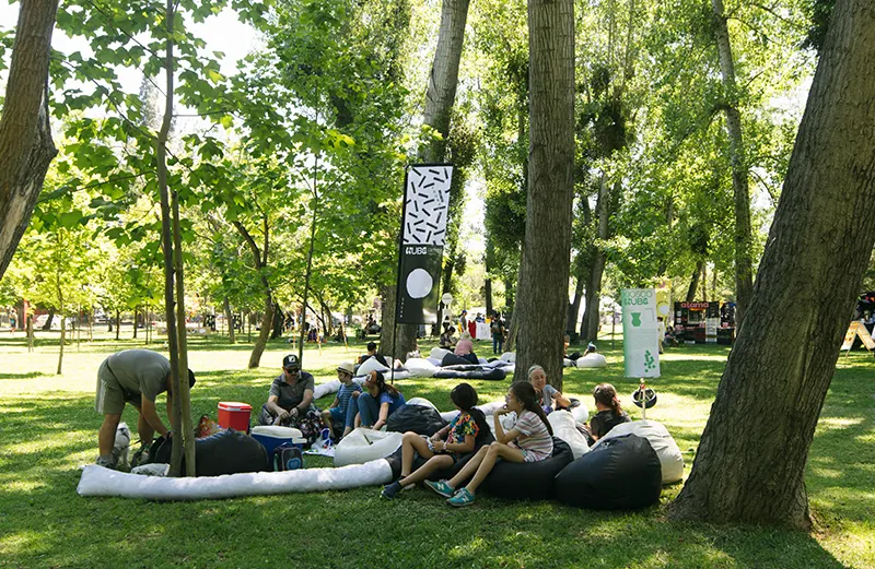 En la 2ª edición, los espacios de descanso y ocio se extendieron al parque, donde familias y amigos improvisaron picnics o descansaron al aire libre, haciendo del festival un lugar para disfrutar y estar juntos.