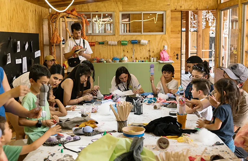 El festival también ofreció talleres donde se exploraron técnicas simples, como la creación de títeres, el trenzado con materiales diversos y la construcción de marcos desde cero.