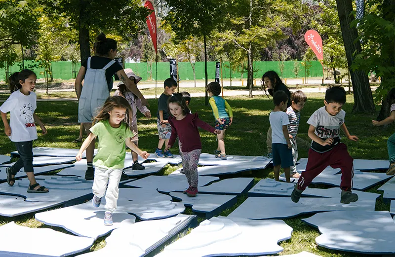 En la 1ª edición del festival, dos esculturas-juegos buscaron proponer contenidos pedagógicos a través del juego. “Sistemas confluidos” invitó a reflexionar sobre los ciclos del agua en nuestra vida cotidiana, mientras que “Hielo a la deriva” buscó generar conciencia sobre el derretimiento de los hielos en la superficie del mar.